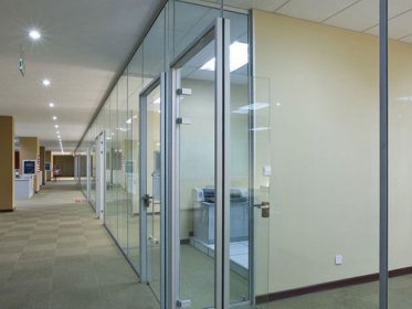 隔断的安装打造办公室高强度空间